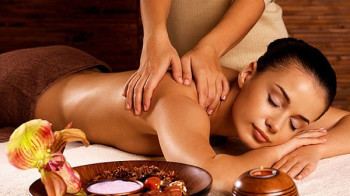 The art of Ayurvedic massage, the advantages of sesame oil and plants