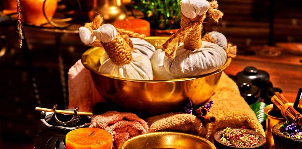 The art of Ayurvedic massage, the advantages of sesame oil and plants
